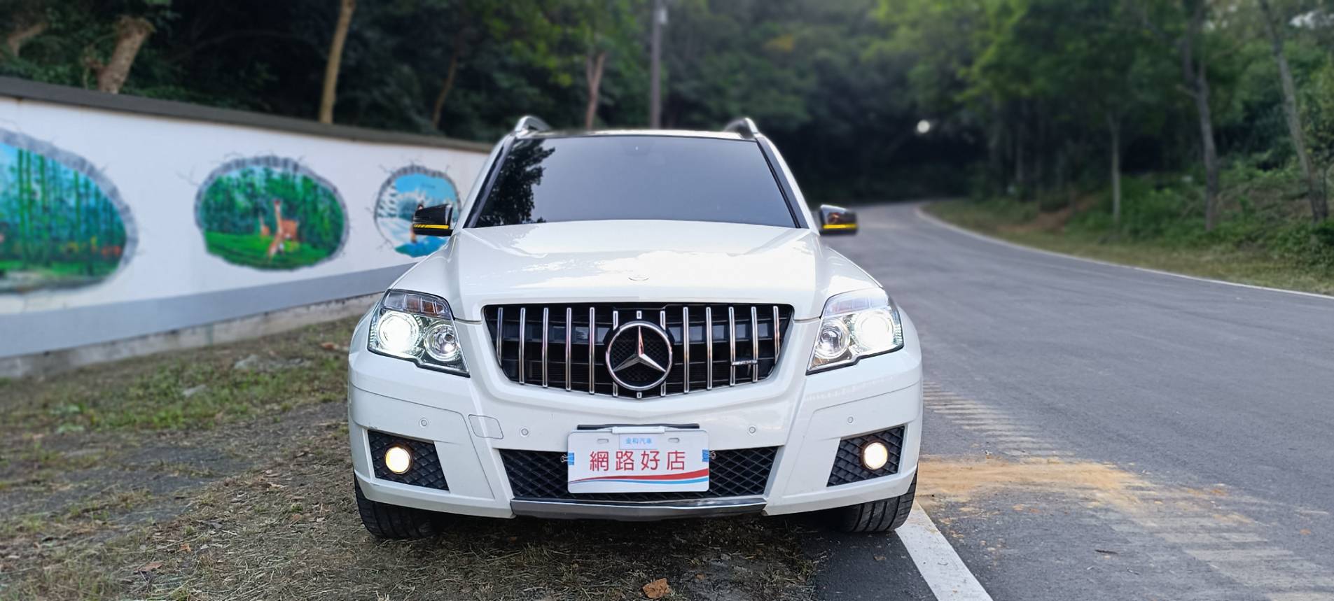 2011 Benz GLK 220 CDI 4MATIC 這台 新車250萬的 GLK 擁有經典的稜角線條，外觀白色搭配升級套件，外型依舊非常現代且霸氣！搭載柴油引擎，省油、大扭力，是入手賓士 SUV 的高 CP 值首選。  第1張相片