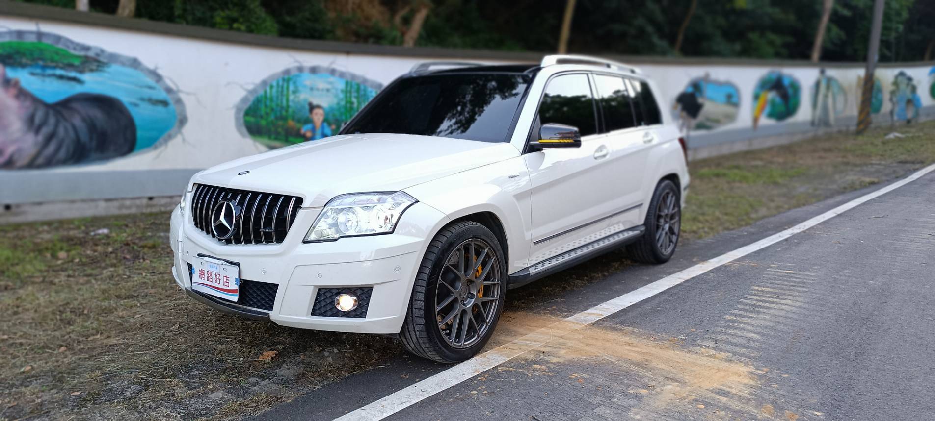2011 Benz GLK 220 CDI 4MATIC 這台 新車250萬的 GLK 擁有經典的稜角線條，外觀白色搭配升級套件，外型依舊非常現代且霸氣！搭載柴油引擎，省油、大扭力，是入手賓士 SUV 的高 CP 值首選。  第2張相片