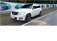 2011 Benz GLK 220 CDI 4MATIC 這台 新車250萬的 GLK 擁有經典的稜角線條，外觀白色搭配升級套件，外型依舊非常現代且霸氣！搭載柴油引擎，省油、大扭力，是入手賓士 SUV 的高 CP 值首選。  第2張縮圖