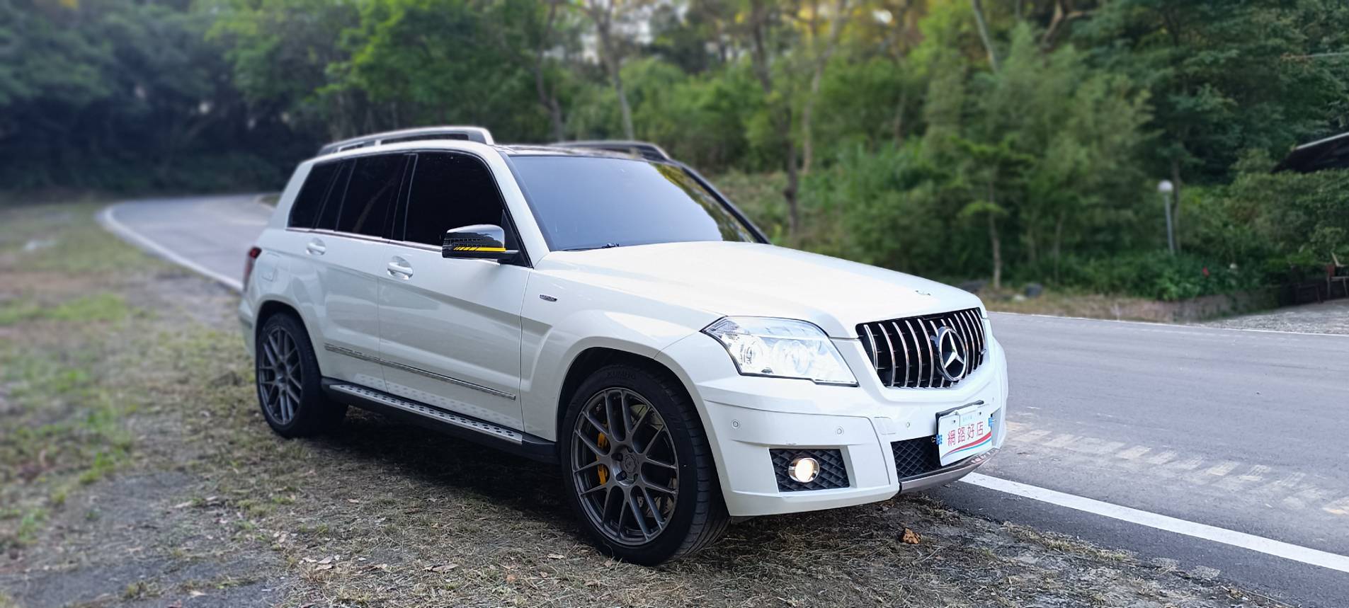 2011 Benz GLK 220 CDI 4MATIC 這台 新車250萬的 GLK 擁有經典的稜角線條，外觀白色搭配升級套件，外型依舊非常現代且霸氣！搭載柴油引擎，省油、大扭力，是入手賓士 SUV 的高 CP 值首選。  第3張相片