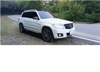 2011 Benz GLK 220 CDI 4MATIC 這台 新車250萬的 GLK 擁有經典的稜角線條，外觀白色搭配升級套件，外型依舊非常現代且霸氣！搭載柴油引擎，省油、大扭力，是入手賓士 SUV 的高 CP 值首選。  第3張縮圖
