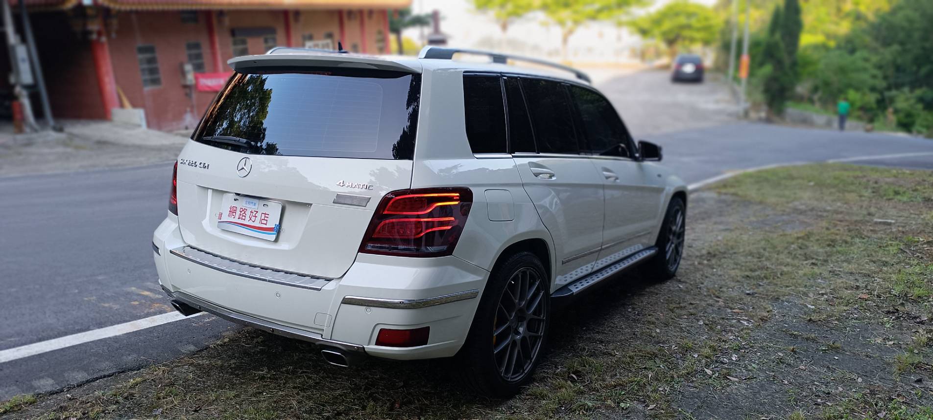 2011 Benz GLK 220 CDI 4MATIC 這台 新車250萬的 GLK 擁有經典的稜角線條，外觀白色搭配升級套件，外型依舊非常現代且霸氣！搭載柴油引擎，省油、大扭力，是入手賓士 SUV 的高 CP 值首選。  第4張相片