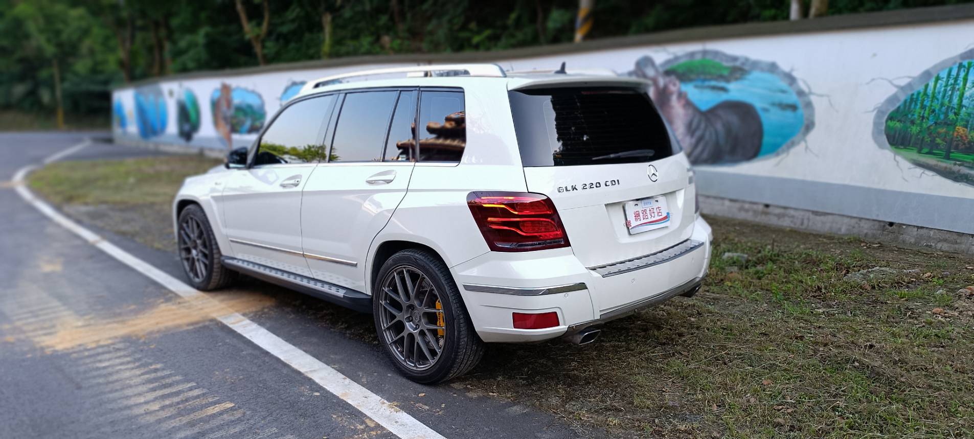 2011 Benz GLK 220 CDI 4MATIC 這台 新車250萬的 GLK 擁有經典的稜角線條，外觀白色搭配升級套件，外型依舊非常現代且霸氣！搭載柴油引擎，省油、大扭力，是入手賓士 SUV 的高 CP 值首選。  第5張相片