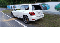 2011 Benz GLK 220 CDI 4MATIC 這台 新車250萬的 GLK 擁有經典的稜角線條，外觀白色搭配升級套件，外型依舊非常現代且霸氣！搭載柴油引擎，省油、大扭力，是入手賓士 SUV 的高 CP 值首選。  第5張縮圖