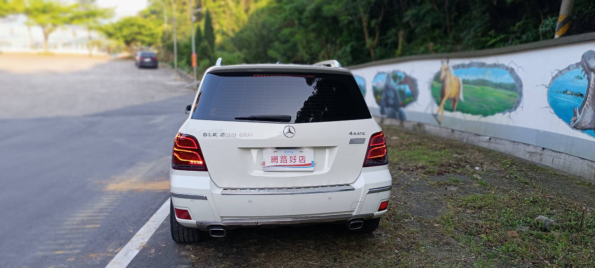 2011 Benz GLK 220 CDI 4MATIC 這台 新車250萬的 GLK 擁有經典的稜角線條，外觀白色搭配升級套件，外型依舊非常現代且霸氣！搭載柴油引擎，省油、大扭力，是入手賓士 SUV 的高 CP 值首選。  第6張相片