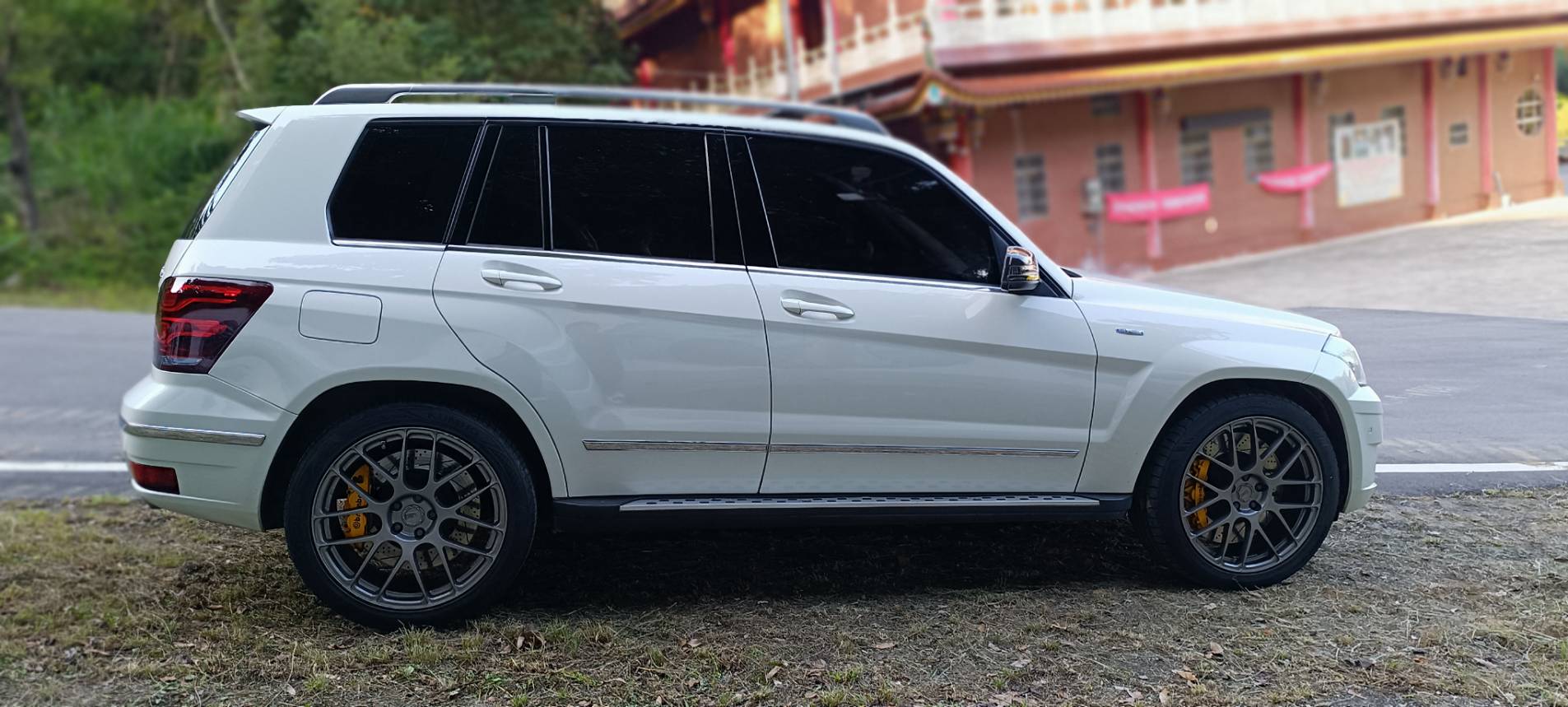 2011 Benz GLK 220 CDI 4MATIC 這台 新車250萬的 GLK 擁有經典的稜角線條，外觀白色搭配升級套件，外型依舊非常現代且霸氣！搭載柴油引擎，省油、大扭力，是入手賓士 SUV 的高 CP 值首選。  第7張相片