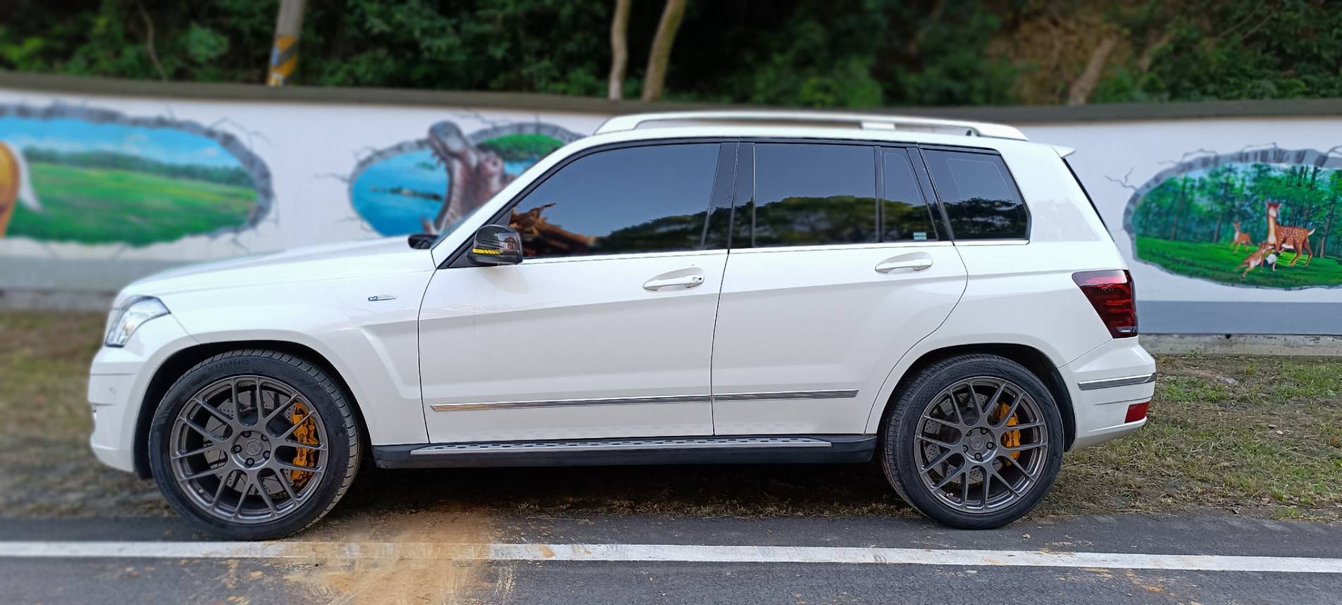 2011 Benz GLK 220 CDI 4MATIC 這台 新車250萬的 GLK 擁有經典的稜角線條，外觀白色搭配升級套件，外型依舊非常現代且霸氣！搭載柴油引擎，省油、大扭力，是入手賓士 SUV 的高 CP 值首選。  第8張相片