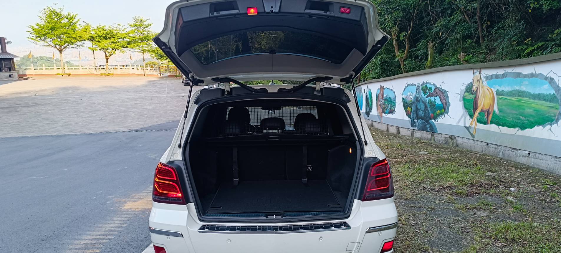 2011 Benz GLK 220 CDI 4MATIC 這台 新車250萬的 GLK 擁有經典的稜角線條，外觀白色搭配升級套件，外型依舊非常現代且霸氣！搭載柴油引擎，省油、大扭力，是入手賓士 SUV 的高 CP 值首選。  第9張相片