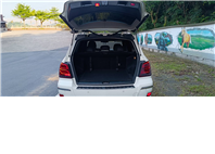 2011 Benz GLK 220 CDI 4MATIC 這台 新車250萬的 GLK 擁有經典的稜角線條，外觀白色搭配升級套件，外型依舊非常現代且霸氣！搭載柴油引擎，省油、大扭力，是入手賓士 SUV 的高 CP 值首選。  第9張縮圖