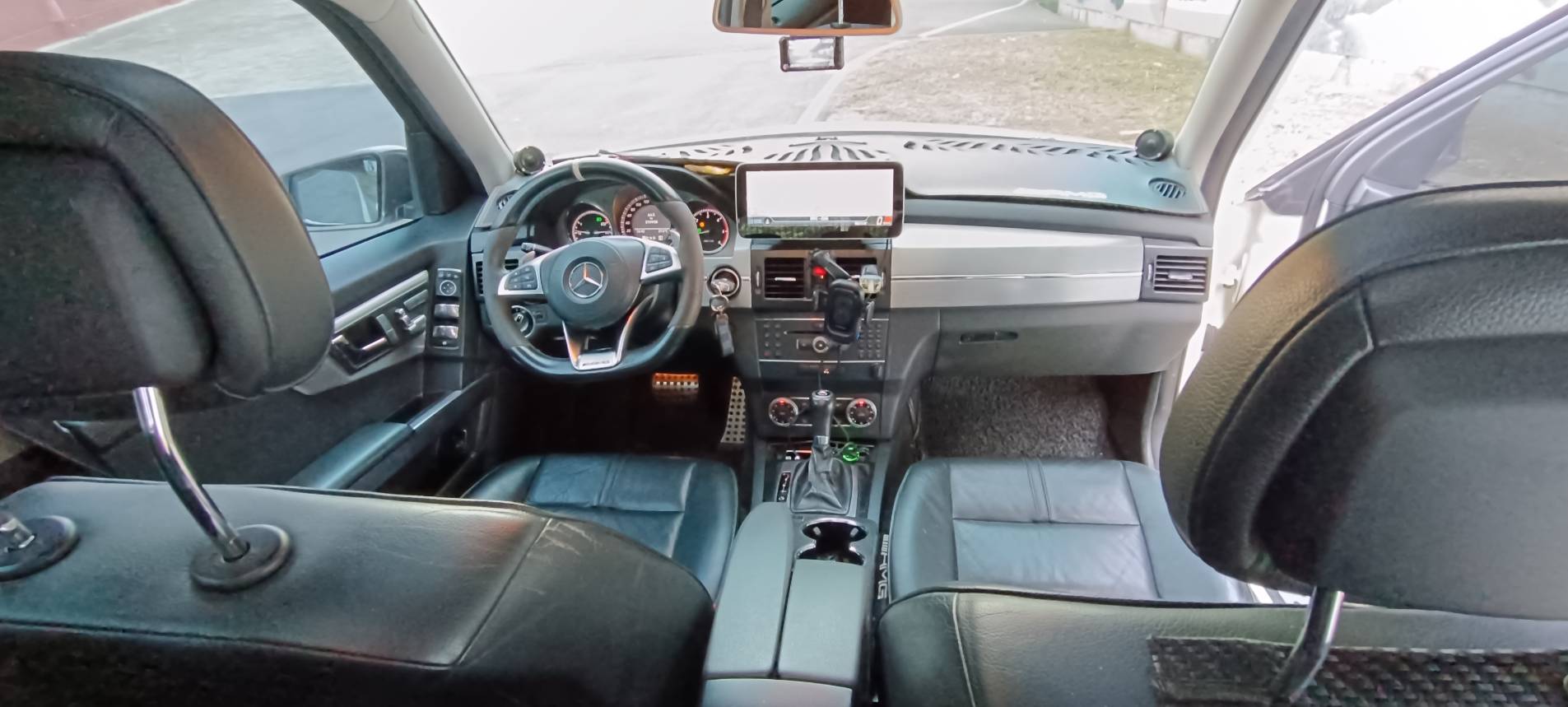 2011 Benz GLK 220 CDI 4MATIC 這台 新車250萬的 GLK 擁有經典的稜角線條，外觀白色搭配升級套件，外型依舊非常現代且霸氣！搭載柴油引擎，省油、大扭力，是入手賓士 SUV 的高 CP 值首選。  第10張相片