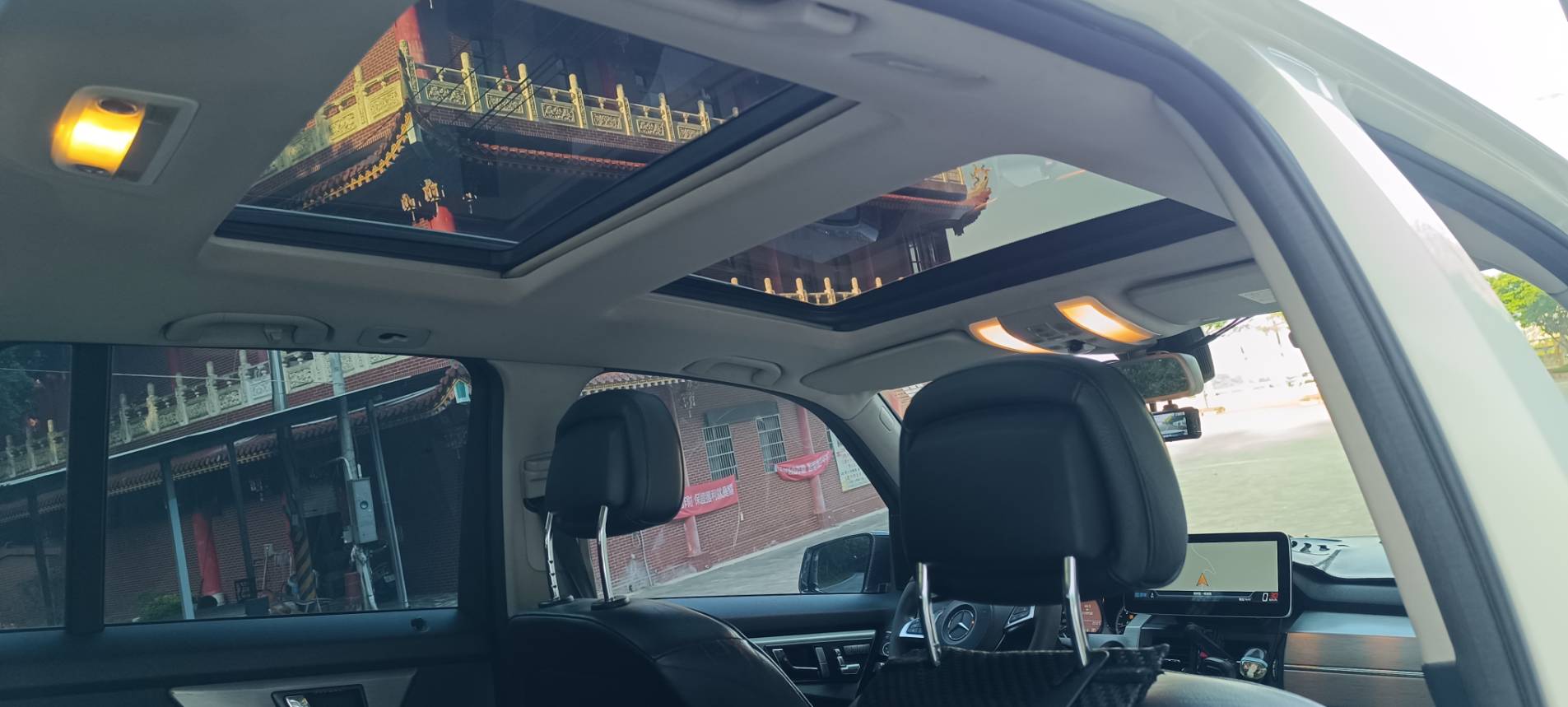 2011 Benz GLK 220 CDI 4MATIC 這台 新車250萬的 GLK 擁有經典的稜角線條，外觀白色搭配升級套件，外型依舊非常現代且霸氣！搭載柴油引擎，省油、大扭力，是入手賓士 SUV 的高 CP 值首選。  第11張相片