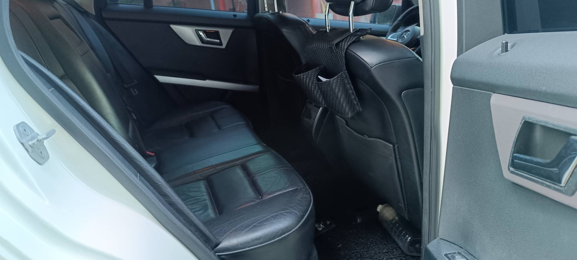 2011 Benz GLK 220 CDI 4MATIC 這台 新車250萬的 GLK 擁有經典的稜角線條，外觀白色搭配升級套件，外型依舊非常現代且霸氣！搭載柴油引擎，省油、大扭力，是入手賓士 SUV 的高 CP 值首選。  第12張相片