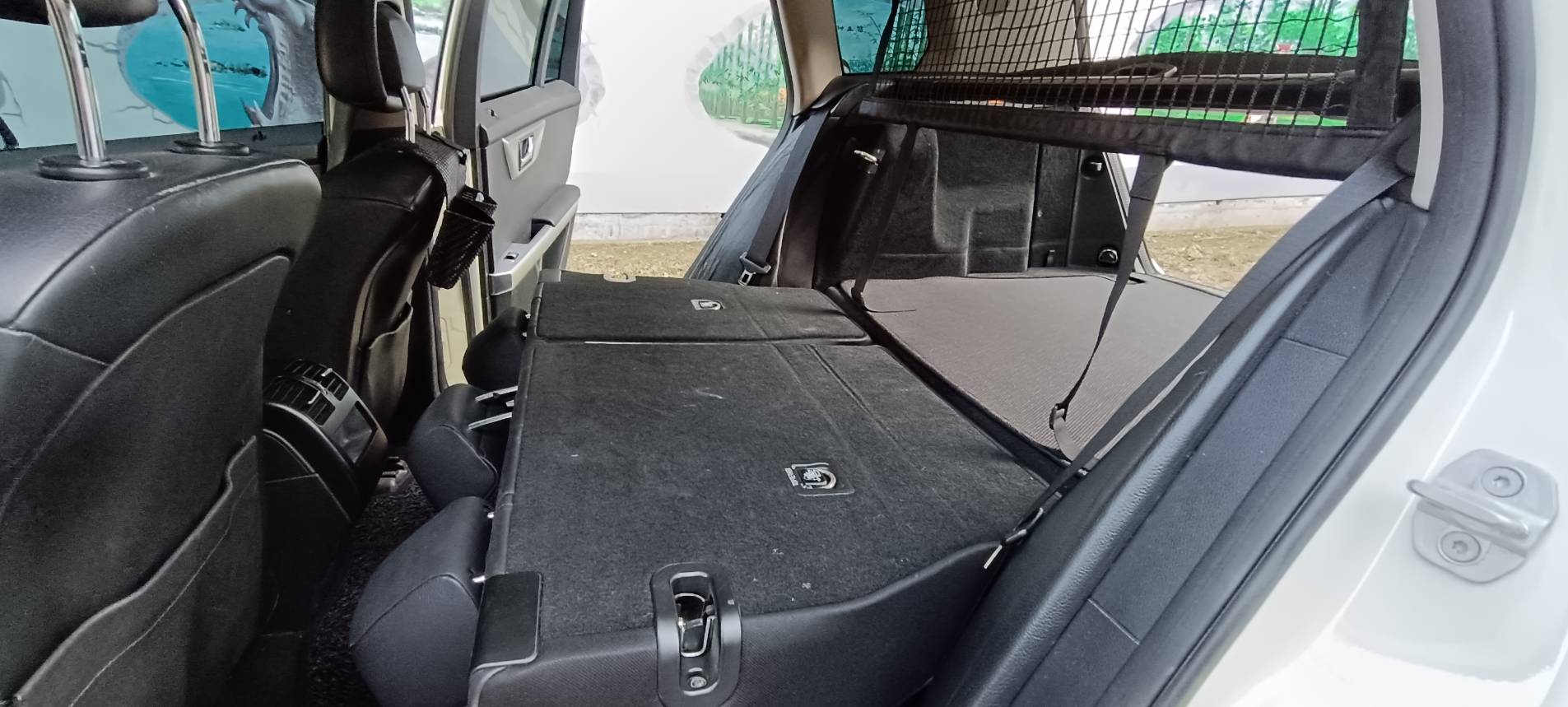 2011 Benz GLK 220 CDI 4MATIC 這台 新車250萬的 GLK 擁有經典的稜角線條，外觀白色搭配升級套件，外型依舊非常現代且霸氣！搭載柴油引擎，省油、大扭力，是入手賓士 SUV 的高 CP 值首選。  第13張相片