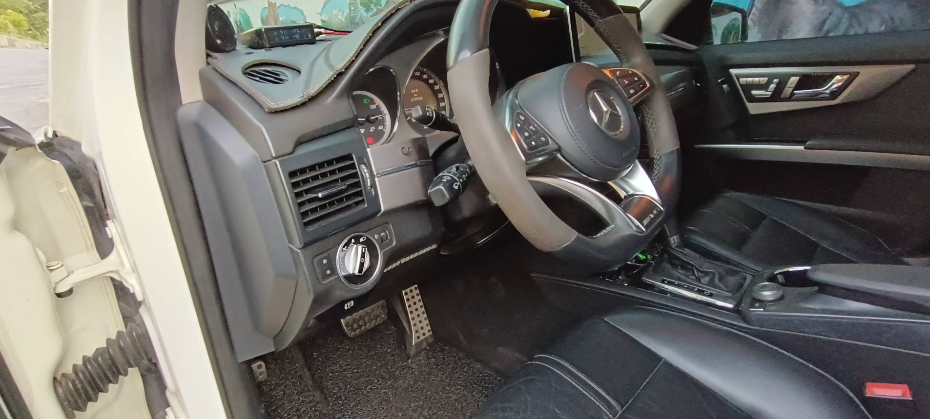 2011 Benz GLK 220 CDI 4MATIC 這台 新車250萬的 GLK 擁有經典的稜角線條，外觀白色搭配升級套件，外型依舊非常現代且霸氣！搭載柴油引擎，省油、大扭力，是入手賓士 SUV 的高 CP 值首選。  第14張相片