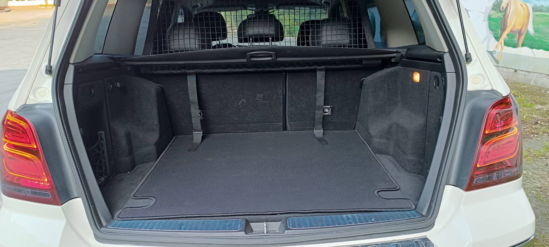 2011 Benz GLK 220 CDI 4MATIC 這台 新車250萬的 GLK 擁有經典的稜角線條，外觀白色搭配升級套件，外型依舊非常現代且霸氣！搭載柴油引擎，省油、大扭力，是入手賓士 SUV 的高 CP 值首選。  第15張相片