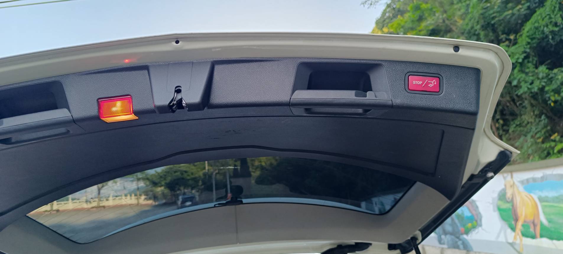 2011 Benz GLK 220 CDI 4MATIC 這台 新車250萬的 GLK 擁有經典的稜角線條，外觀白色搭配升級套件，外型依舊非常現代且霸氣！搭載柴油引擎，省油、大扭力，是入手賓士 SUV 的高 CP 值首選。  第16張相片