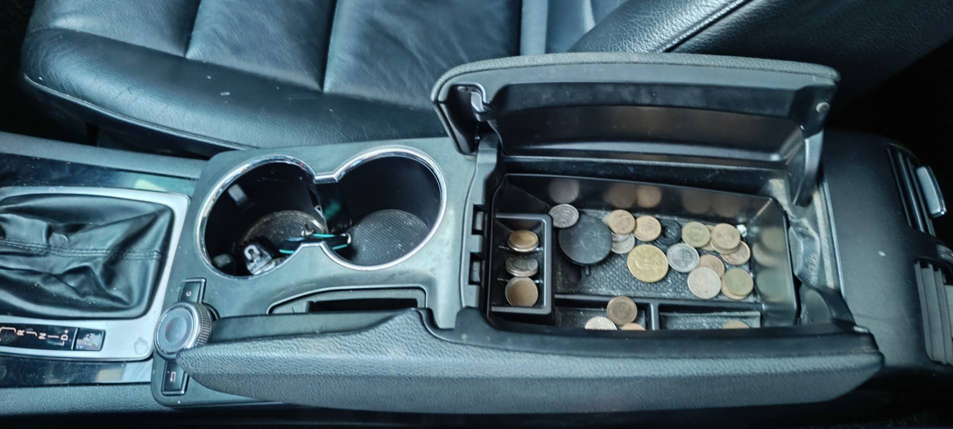 2011 Benz GLK 220 CDI 4MATIC 這台 新車250萬的 GLK 擁有經典的稜角線條，外觀白色搭配升級套件，外型依舊非常現代且霸氣！搭載柴油引擎，省油、大扭力，是入手賓士 SUV 的高 CP 值首選。  第17張相片