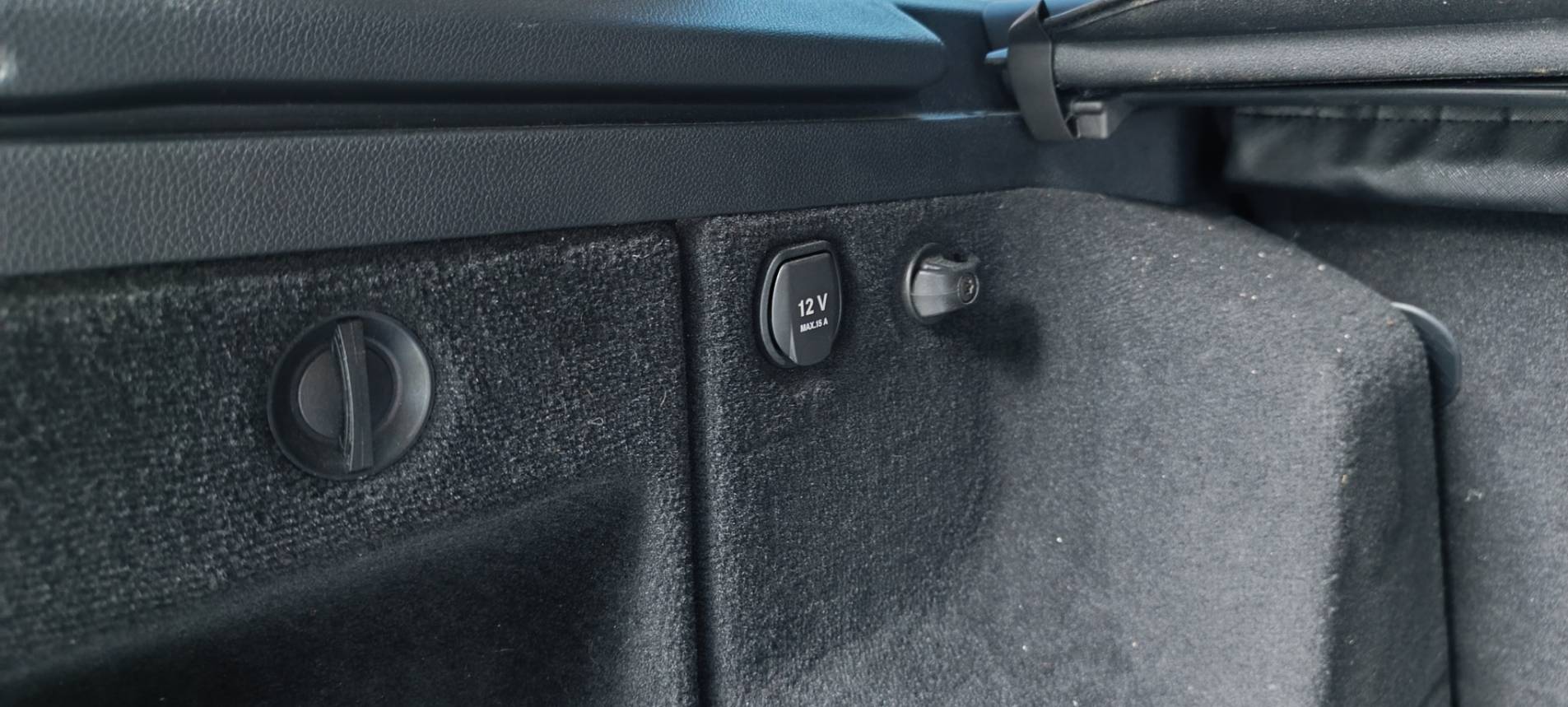 2011 Benz GLK 220 CDI 4MATIC 這台 新車250萬的 GLK 擁有經典的稜角線條，外觀白色搭配升級套件，外型依舊非常現代且霸氣！搭載柴油引擎，省油、大扭力，是入手賓士 SUV 的高 CP 值首選。  第18張相片