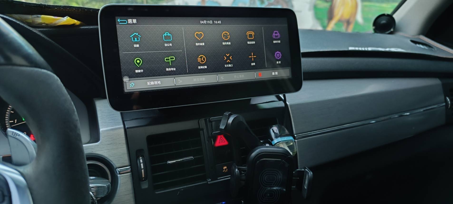 2011 Benz GLK 220 CDI 4MATIC 這台 新車250萬的 GLK 擁有經典的稜角線條，外觀白色搭配升級套件，外型依舊非常現代且霸氣！搭載柴油引擎，省油、大扭力，是入手賓士 SUV 的高 CP 值首選。  第19張相片