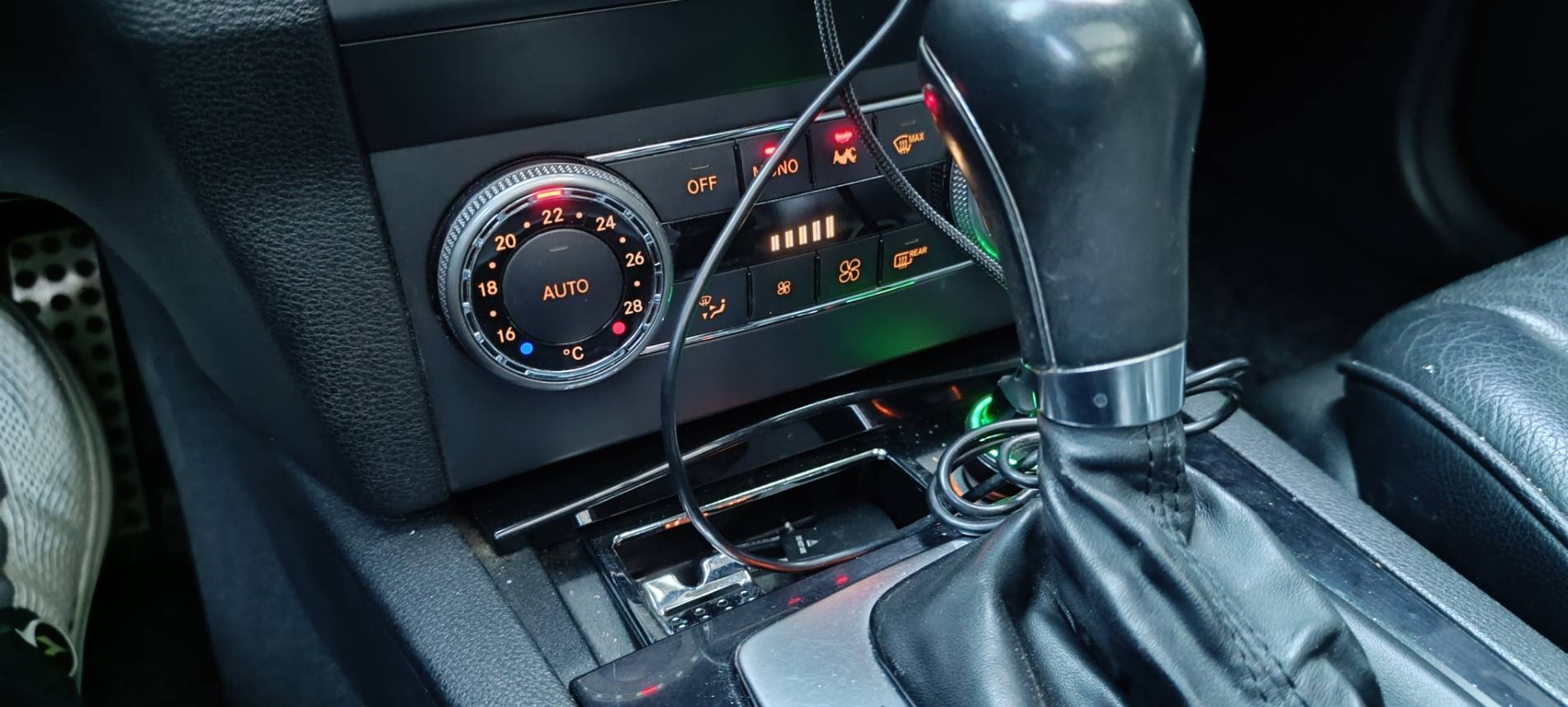 2011 Benz GLK 220 CDI 4MATIC 這台 新車250萬的 GLK 擁有經典的稜角線條，外觀白色搭配升級套件，外型依舊非常現代且霸氣！搭載柴油引擎，省油、大扭力，是入手賓士 SUV 的高 CP 值首選。  第20張相片