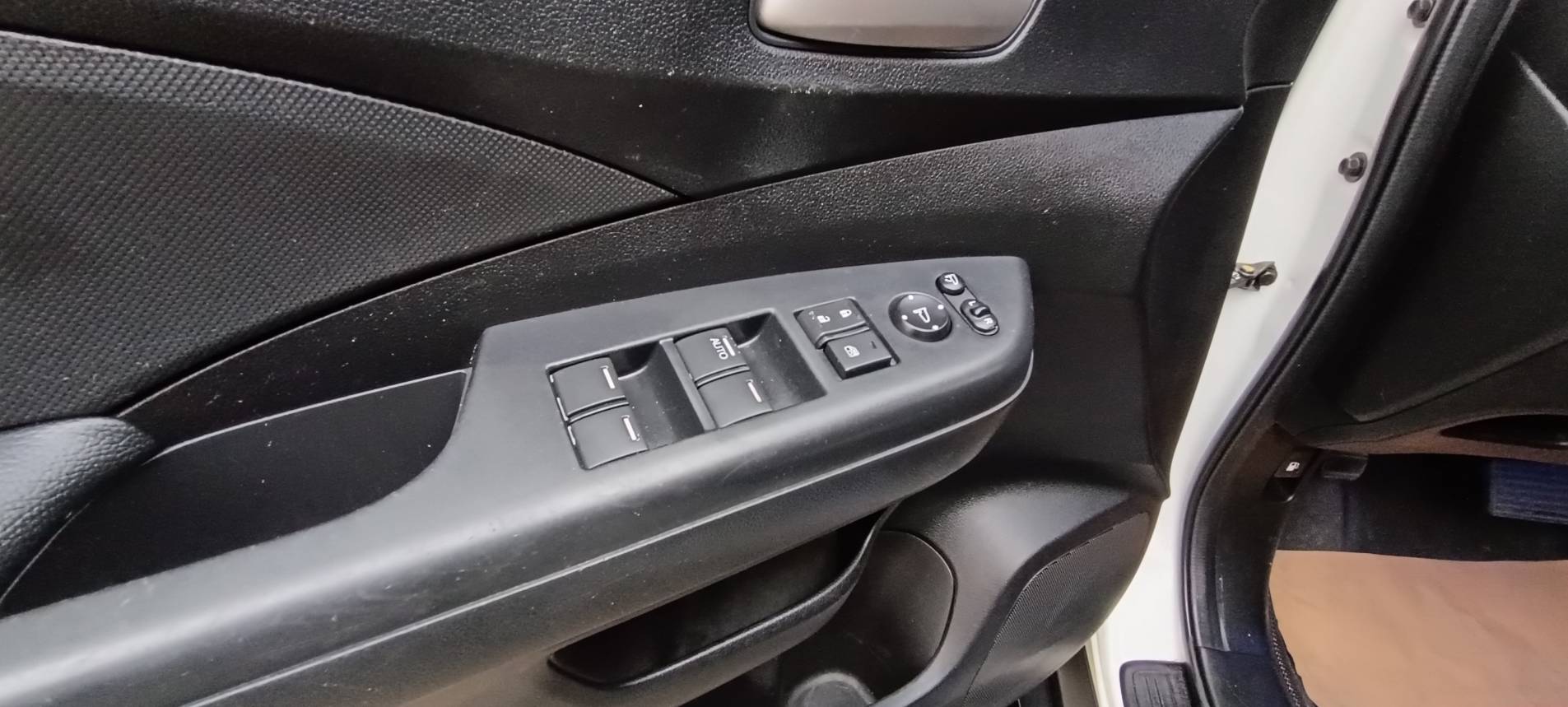 2014 HONDA CRV 2.4 代步車 小家庭 國民神車 後車廂空間可做多樣變化 可全部躺平 可供全家遊山玩水眾多需求 輕露營族最愛 相對低里程 車漂亮 原汁原味  無泡水 無改裝 車況超優   看車前請先電話聯絡確認車是否售出 以免  第13張相片