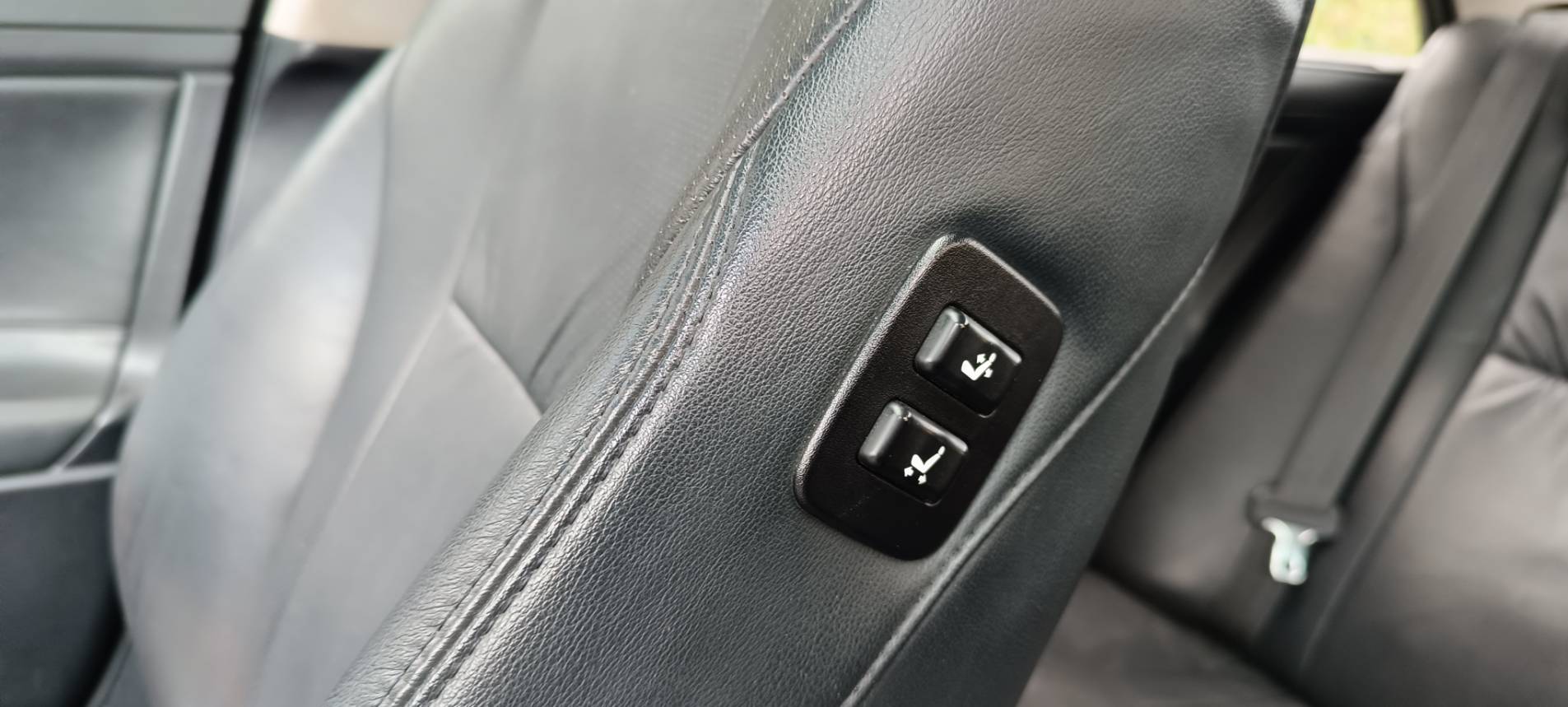 2010  CAMRY 2.4 G 尊貴 安卓機 天窗 中大型房車 小家庭 首購 豪華代步車 豪華氣派 配備性能佳 ⭐只要你有 4000元⭐即可把此車貸回家喔!  第13張相片