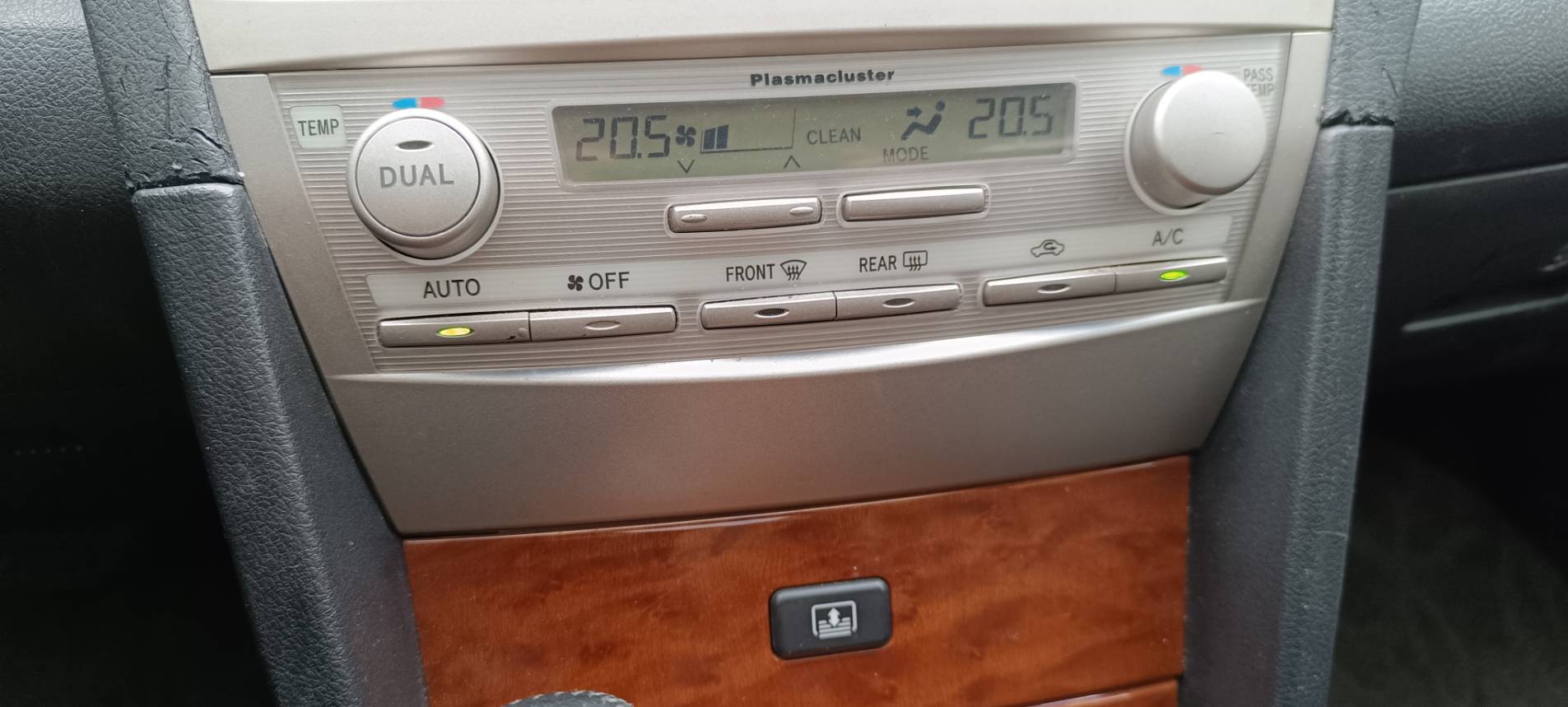 2010  CAMRY 2.4 G 尊貴 安卓機 天窗 中大型房車 小家庭 首購 豪華代步車 豪華氣派 配備性能佳 ⭐只要你有 4000元⭐即可把此車貸回家喔!  第14張相片