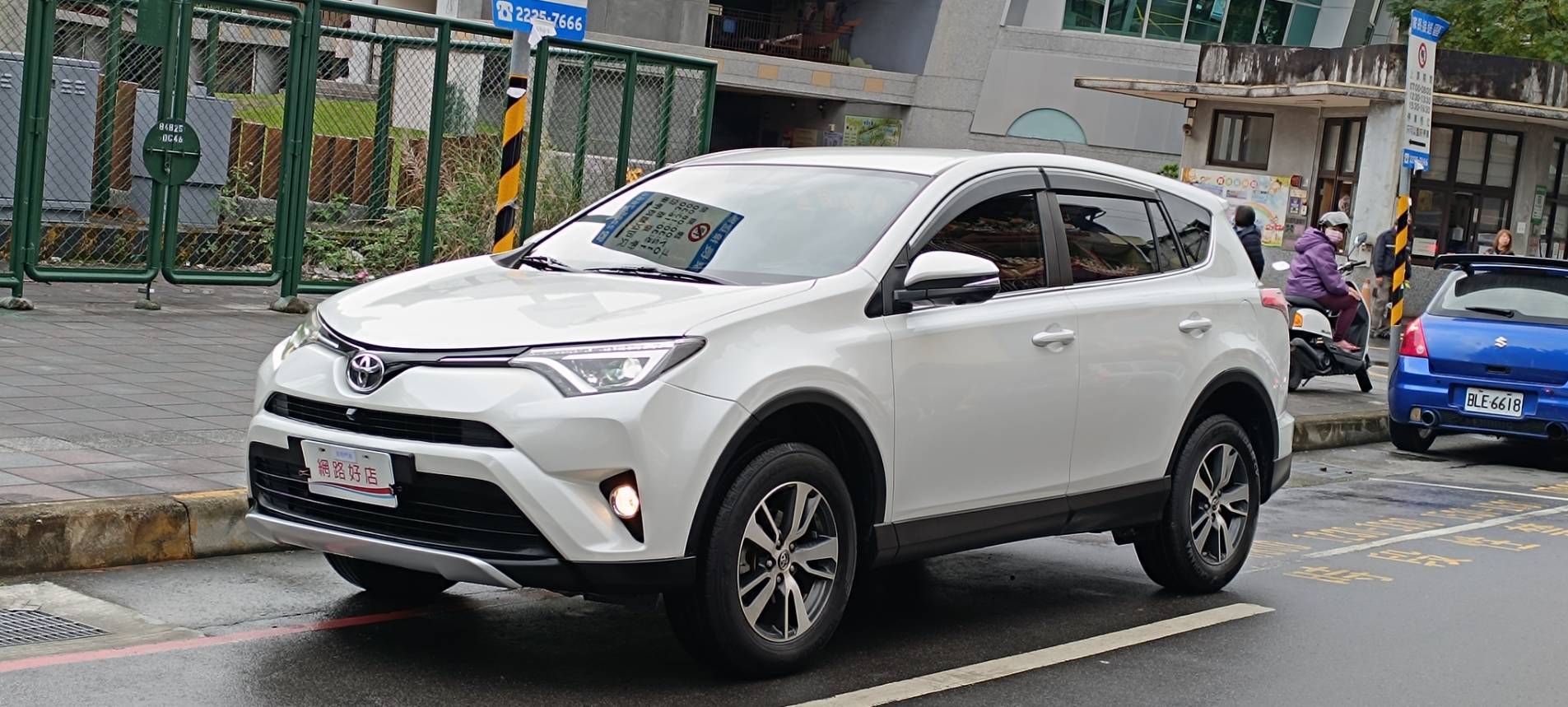 2018 Toyota rav4 2.0 豪華 便宜又大碗的 人稱郎系車美派的國民神車 安卓機 360環景 摸門解鎖 ⭐只要你有 4000元⭐即可把此車貸回家喔!  第1張相片