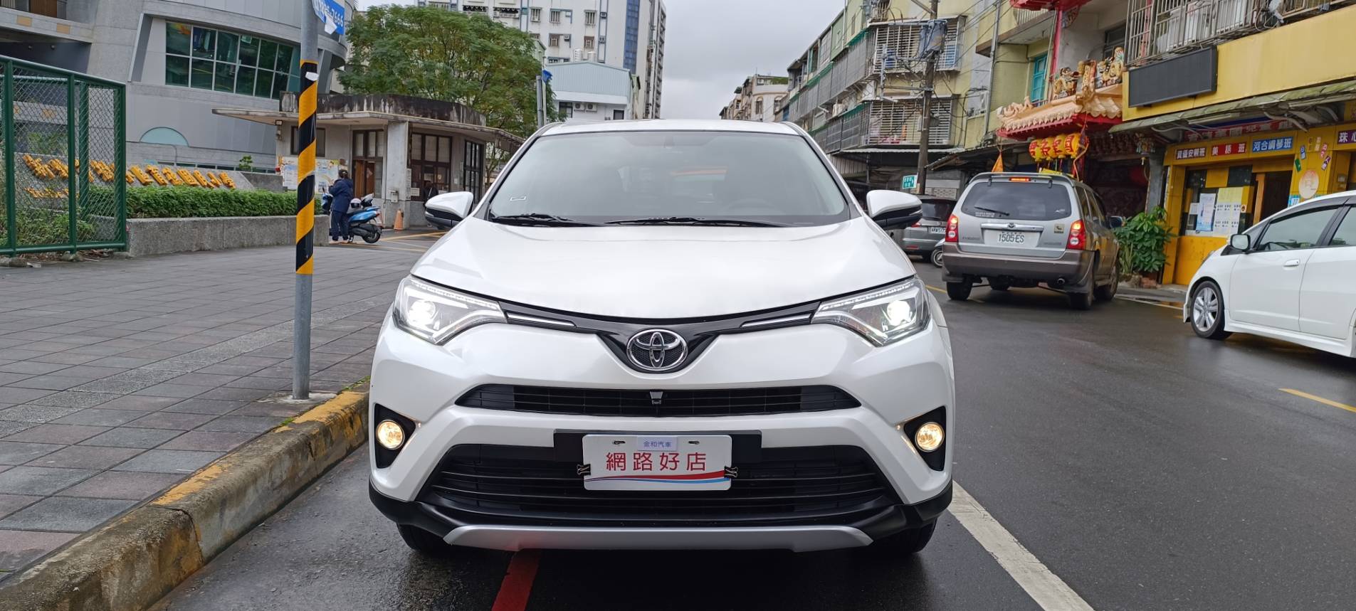 2018 Toyota rav4 2.0 豪華 便宜又大碗的 人稱郎系車美派的國民神車 安卓機 360環景 摸門解鎖 ⭐只要你有 4000元⭐即可把此車貸回家喔!  第2張相片