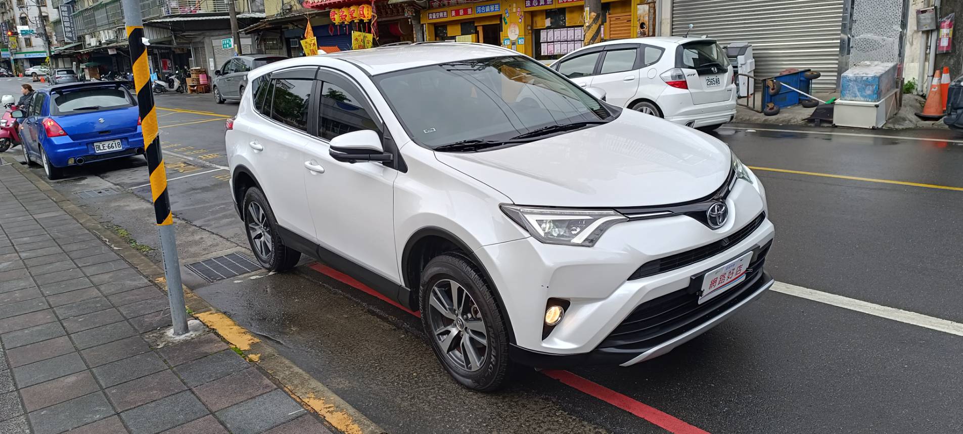 2018 Toyota rav4 2.0 豪華 便宜又大碗的 人稱郎系車美派的國民神車 安卓機 360環景 摸門解鎖 ⭐只要你有 4000元⭐即可把此車貸回家喔!  第3張相片