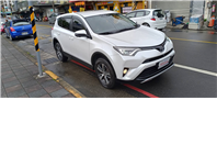 2018 Toyota rav4 2.0 豪華 便宜又大碗的 人稱郎系車美派的國民神車 安卓機 360環景 摸門解鎖 ⭐只要你有 4000元⭐即可把此車貸回家喔!  第3張縮圖