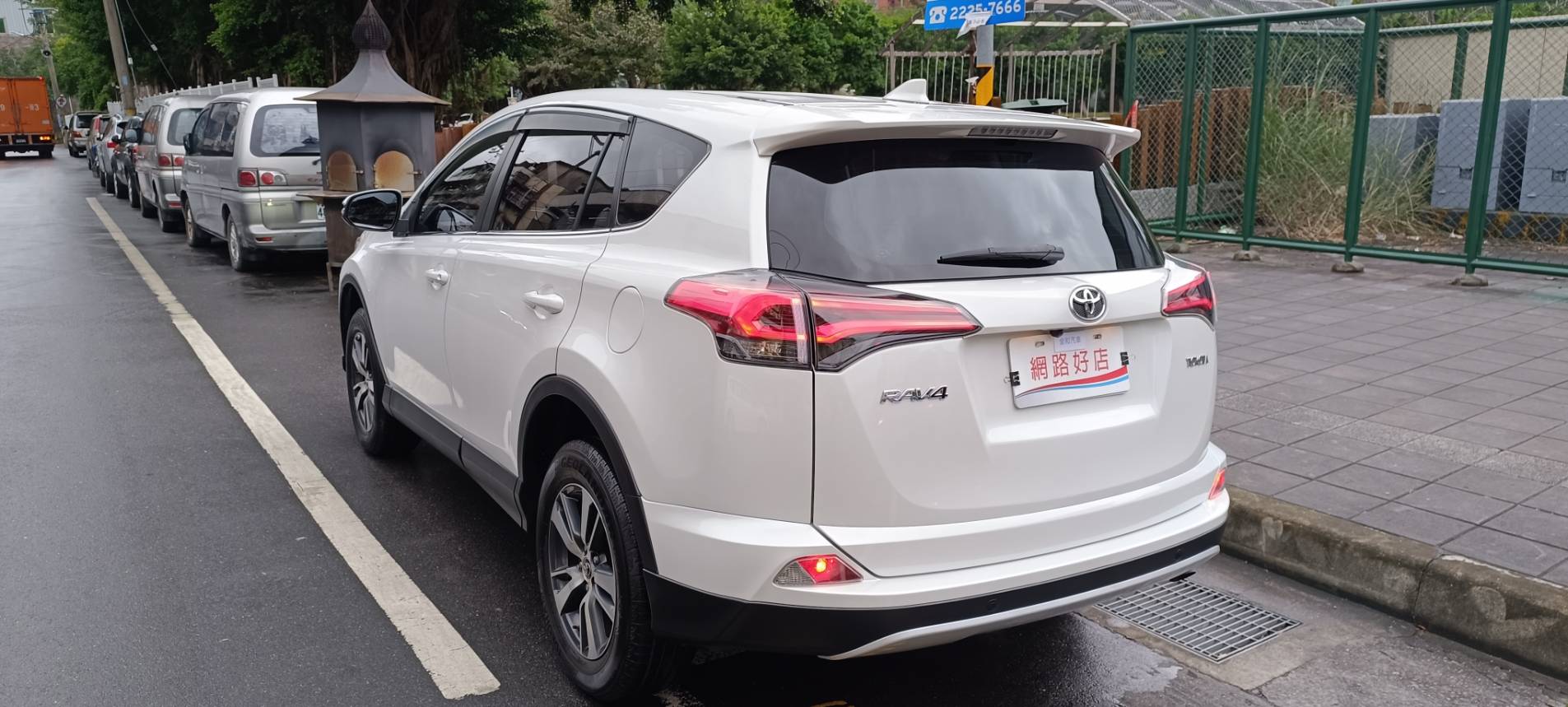 2018 Toyota rav4 2.0 豪華 便宜又大碗的 人稱郎系車美派的國民神車 安卓機 360環景 摸門解鎖 ⭐只要你有 4000元⭐即可把此車貸回家喔!  第4張相片