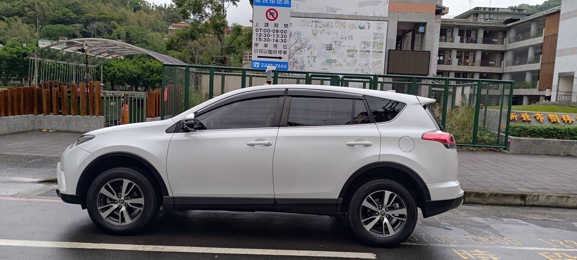 2018 Toyota rav4 2.0 豪華 便宜又大碗的 人稱郎系車美派的國民神車 安卓機 360環景 摸門解鎖 ⭐只要你有 4000元⭐即可把此車貸回家喔!  第7張相片