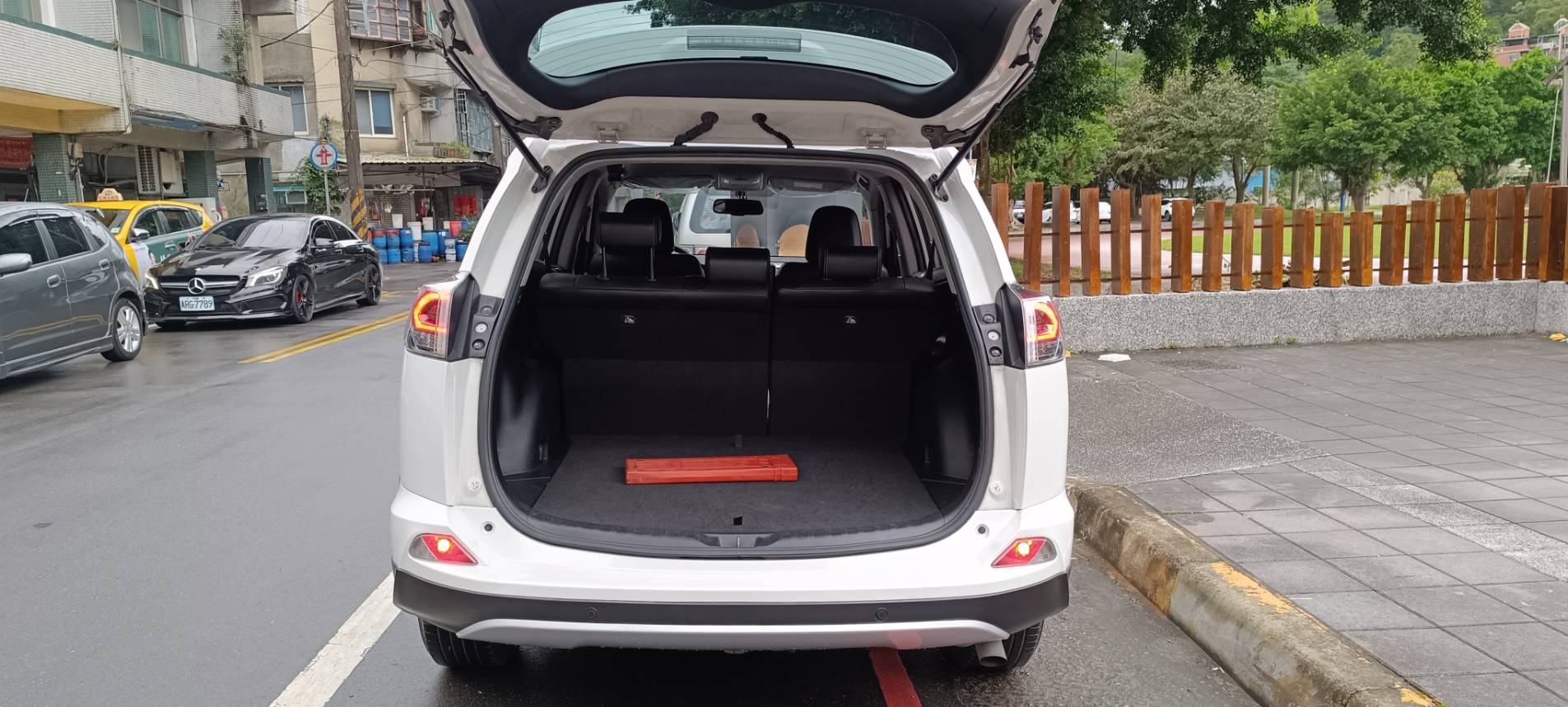 2018 Toyota rav4 2.0 豪華 便宜又大碗的 人稱郎系車美派的國民神車 安卓機 360環景 摸門解鎖 ⭐只要你有 4000元⭐即可把此車貸回家喔!  第8張相片