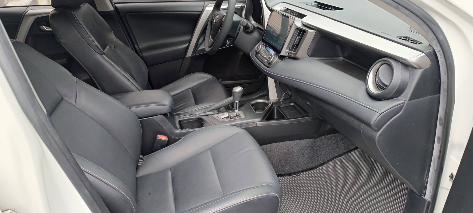 2018 Toyota rav4 2.0 豪華 便宜又大碗的 人稱郎系車美派的國民神車 安卓機 360環景 摸門解鎖 ⭐只要你有 4000元⭐即可把此車貸回家喔!  第10張相片