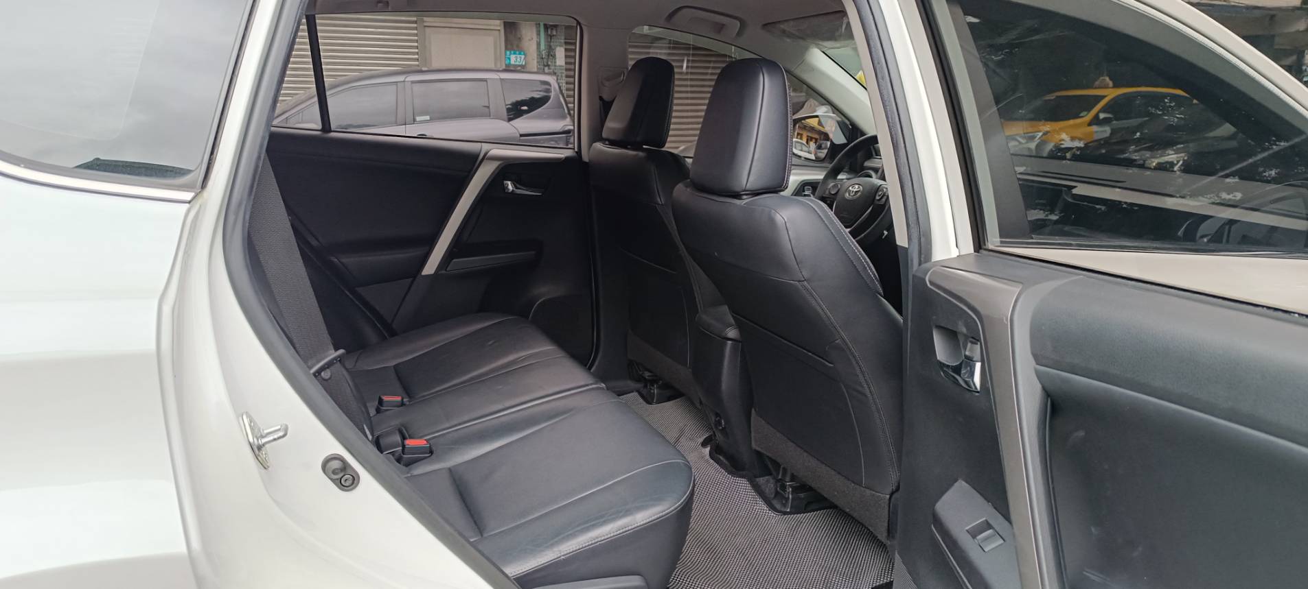 2018 Toyota rav4 2.0 豪華 便宜又大碗的 人稱郎系車美派的國民神車 安卓機 360環景 摸門解鎖 ⭐只要你有 4000元⭐即可把此車貸回家喔!  第11張相片