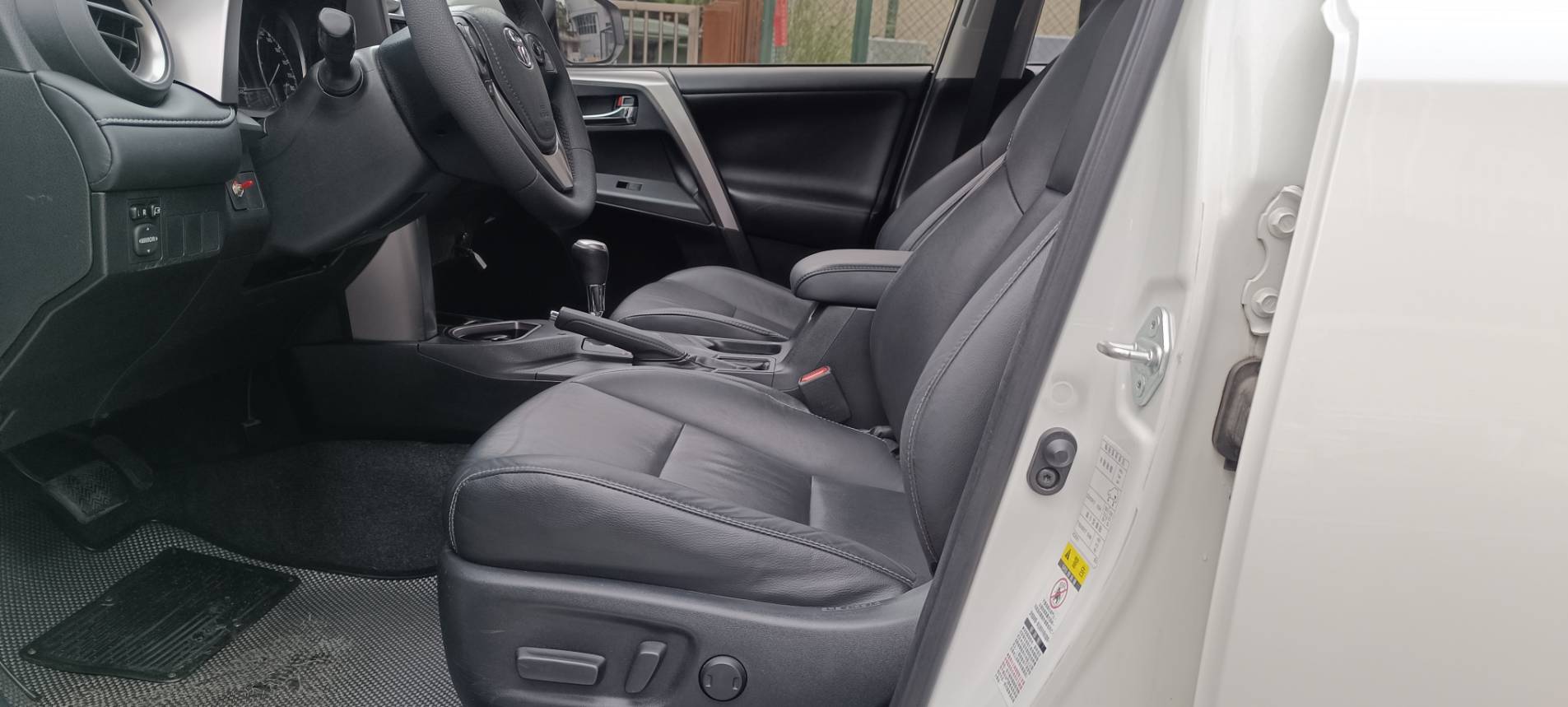 2018 Toyota rav4 2.0 豪華 便宜又大碗的 人稱郎系車美派的國民神車 安卓機 360環景 摸門解鎖 ⭐只要你有 4000元⭐即可把此車貸回家喔!  第12張相片