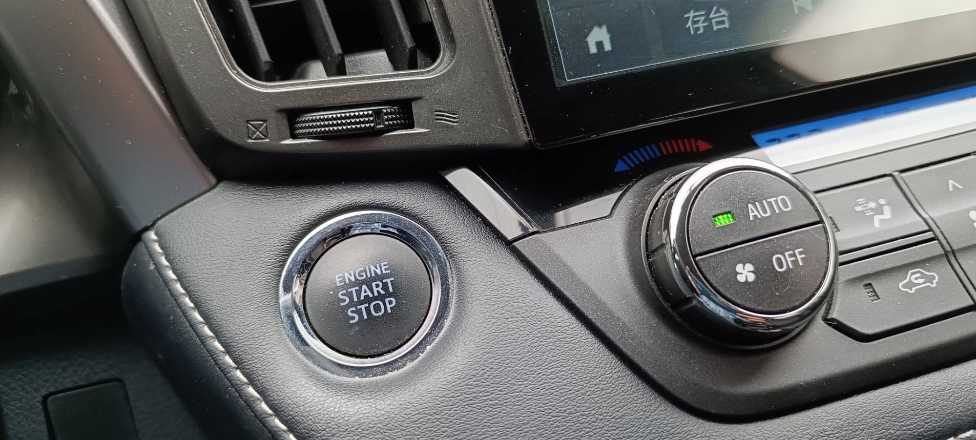 2018 Toyota rav4 2.0 豪華 便宜又大碗的 人稱郎系車美派的國民神車 安卓機 360環景 摸門解鎖 ⭐只要你有 4000元⭐即可把此車貸回家喔!  第13張相片