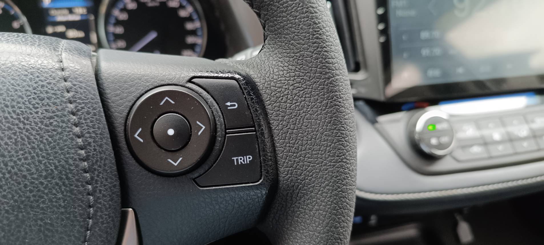 2018 Toyota rav4 2.0 豪華 便宜又大碗的 人稱郎系車美派的國民神車 安卓機 360環景 摸門解鎖 ⭐只要你有 4000元⭐即可把此車貸回家喔!  第14張相片