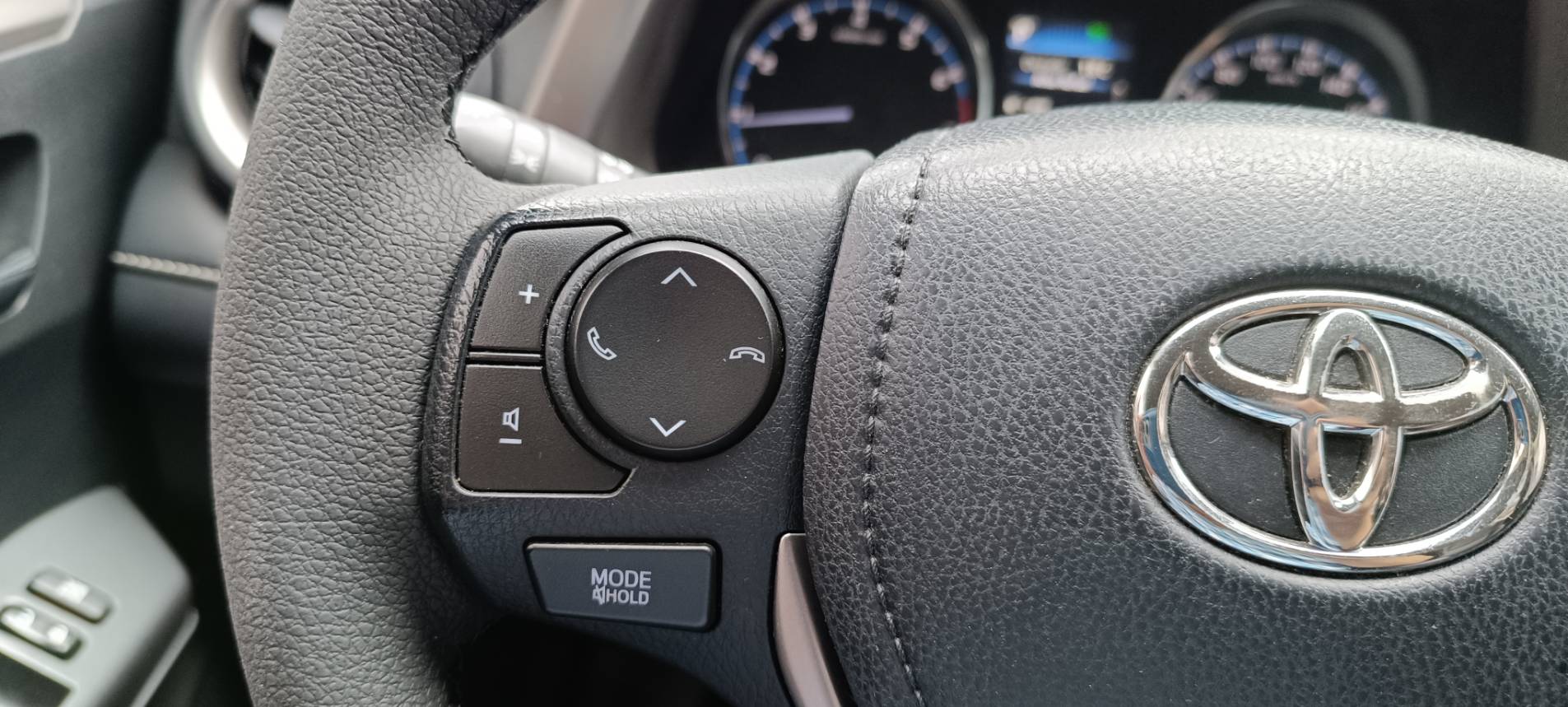 2018 Toyota rav4 2.0 豪華 便宜又大碗的 人稱郎系車美派的國民神車 安卓機 360環景 摸門解鎖 ⭐只要你有 4000元⭐即可把此車貸回家喔!  第15張相片