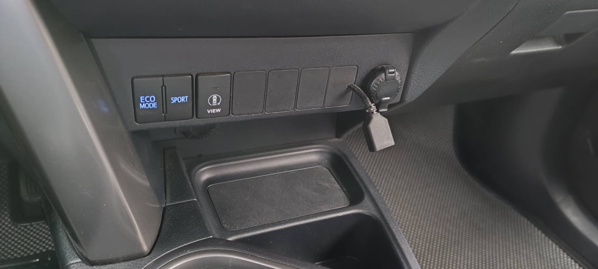 2018 Toyota rav4 2.0 豪華 便宜又大碗的 人稱郎系車美派的國民神車 安卓機 360環景 摸門解鎖 ⭐只要你有 4000元⭐即可把此車貸回家喔!  第16張相片