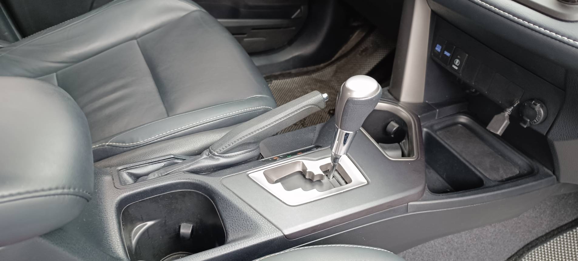 2018 Toyota rav4 2.0 豪華 便宜又大碗的 人稱郎系車美派的國民神車 安卓機 360環景 摸門解鎖 ⭐只要你有 4000元⭐即可把此車貸回家喔!  第18張相片