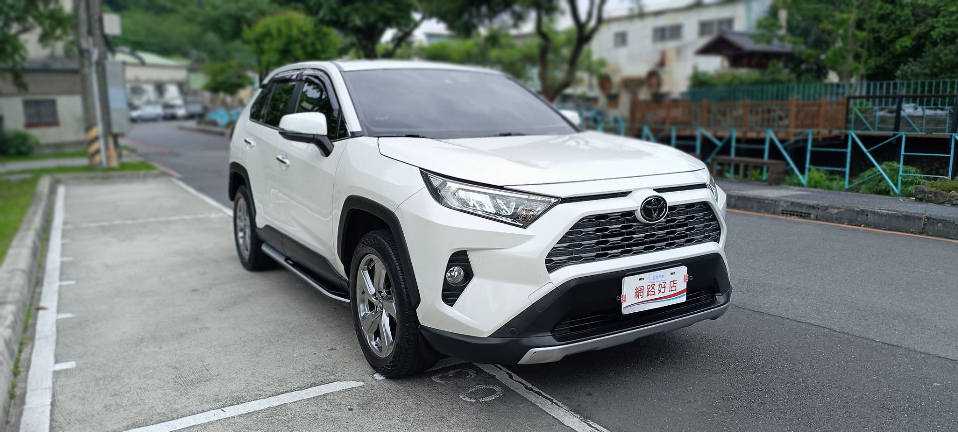 2019 TOYOTA RAV4 2.0 尊爵版還在找一台： ✔ 好開✔ 好養✔ 空間大✔ 配備滿 ✔ 保值又耐操的休旅車嗎？  這台 RAV4 尊爵版真的很可以！ 白車色超耐看，外型霸氣有質感，無論通勤、家庭出遊、露營旅行都超適合 🌿  第3張相片