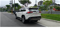 2019 TOYOTA RAV4 2.0 尊爵版還在找一台： ✔ 好開✔ 好養✔ 空間大✔ 配備滿 ✔ 保值又耐操的休旅車嗎？  這台 RAV4 尊爵版真的很可以！ 白車色超耐看，外型霸氣有質感，無論通勤、家庭出遊、露營旅行都超適合 🌿  第5張縮圖