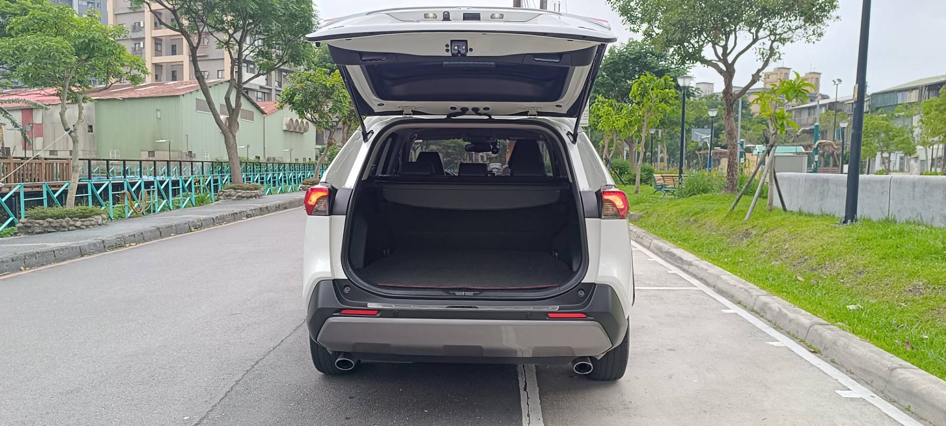 2019 TOYOTA RAV4 2.0 尊爵版還在找一台： ✔ 好開✔ 好養✔ 空間大✔ 配備滿 ✔ 保值又耐操的休旅車嗎？  這台 RAV4 尊爵版真的很可以！ 白車色超耐看，外型霸氣有質感，無論通勤、家庭出遊、露營旅行都超適合 🌿  第8張相片