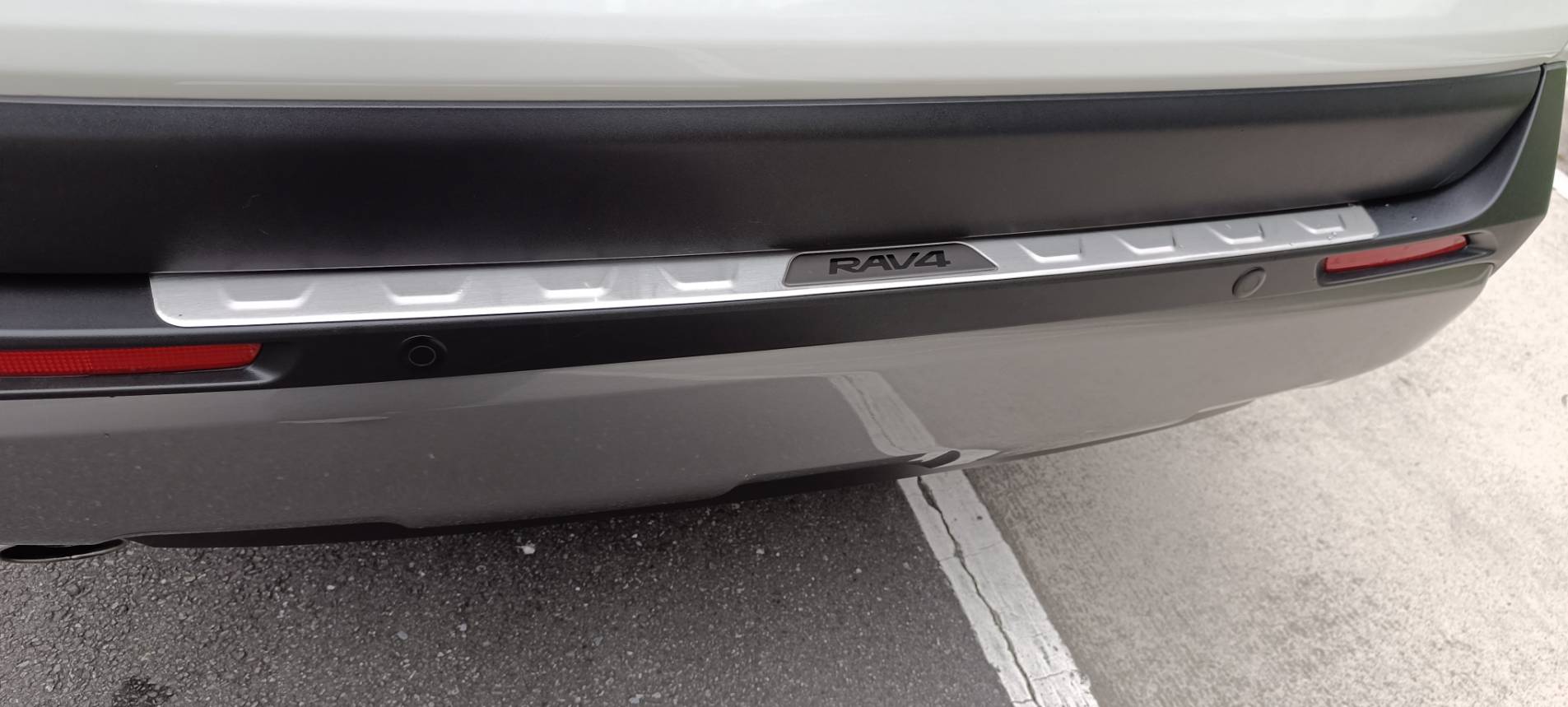 2019 TOYOTA RAV4 2.0 尊爵版還在找一台： ✔ 好開✔ 好養✔ 空間大✔ 配備滿 ✔ 保值又耐操的休旅車嗎？  這台 RAV4 尊爵版真的很可以！ 白車色超耐看，外型霸氣有質感，無論通勤、家庭出遊、露營旅行都超適合 🌿  第14張相片