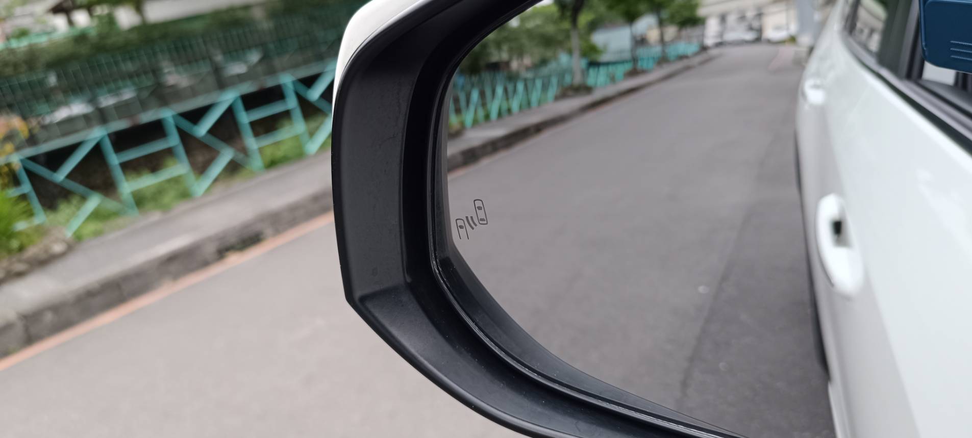 2019 TOYOTA RAV4 2.0 尊爵版還在找一台： ✔ 好開✔ 好養✔ 空間大✔ 配備滿 ✔ 保值又耐操的休旅車嗎？  這台 RAV4 尊爵版真的很可以！ 白車色超耐看，外型霸氣有質感，無論通勤、家庭出遊、露營旅行都超適合 🌿  第17張相片