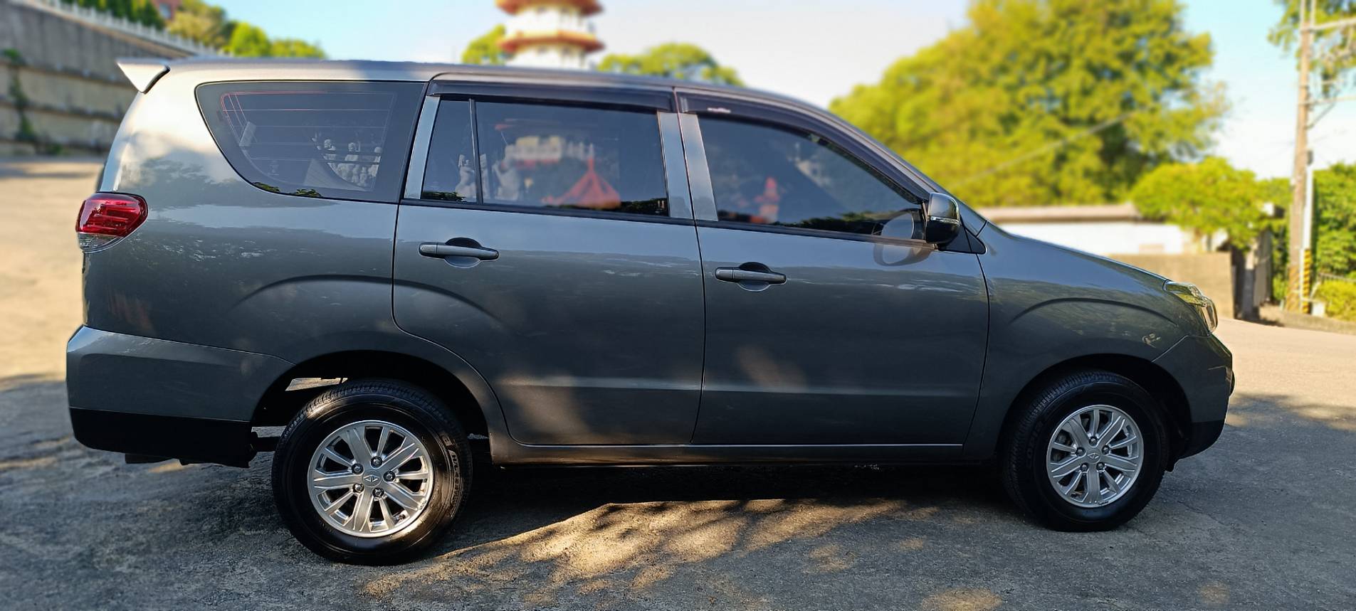 2023 三菱 ZINGER 精緻型 2.4 灰色 你以為它只是工作車？ 其實很多人買來： 🏕 露營 👨‍👩‍👧 家庭出遊 📦 跑業務 🛠 做生意載貨 後座空間大到很誇張，坐人舒服、載東西也超方便。 而且只跑 3.5 萬公里   第1張相片