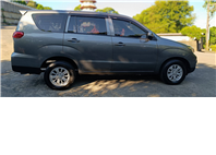 2023 三菱 ZINGER 精緻型 2.4 灰色 你以為它只是工作車？ 其實很多人買來： 🏕 露營 👨‍👩‍👧 家庭出遊 📦 跑業務 🛠 做生意載貨 後座空間大到很誇張，坐人舒服、載東西也超方便。 而且只跑 3.5 萬公里   第1張縮圖