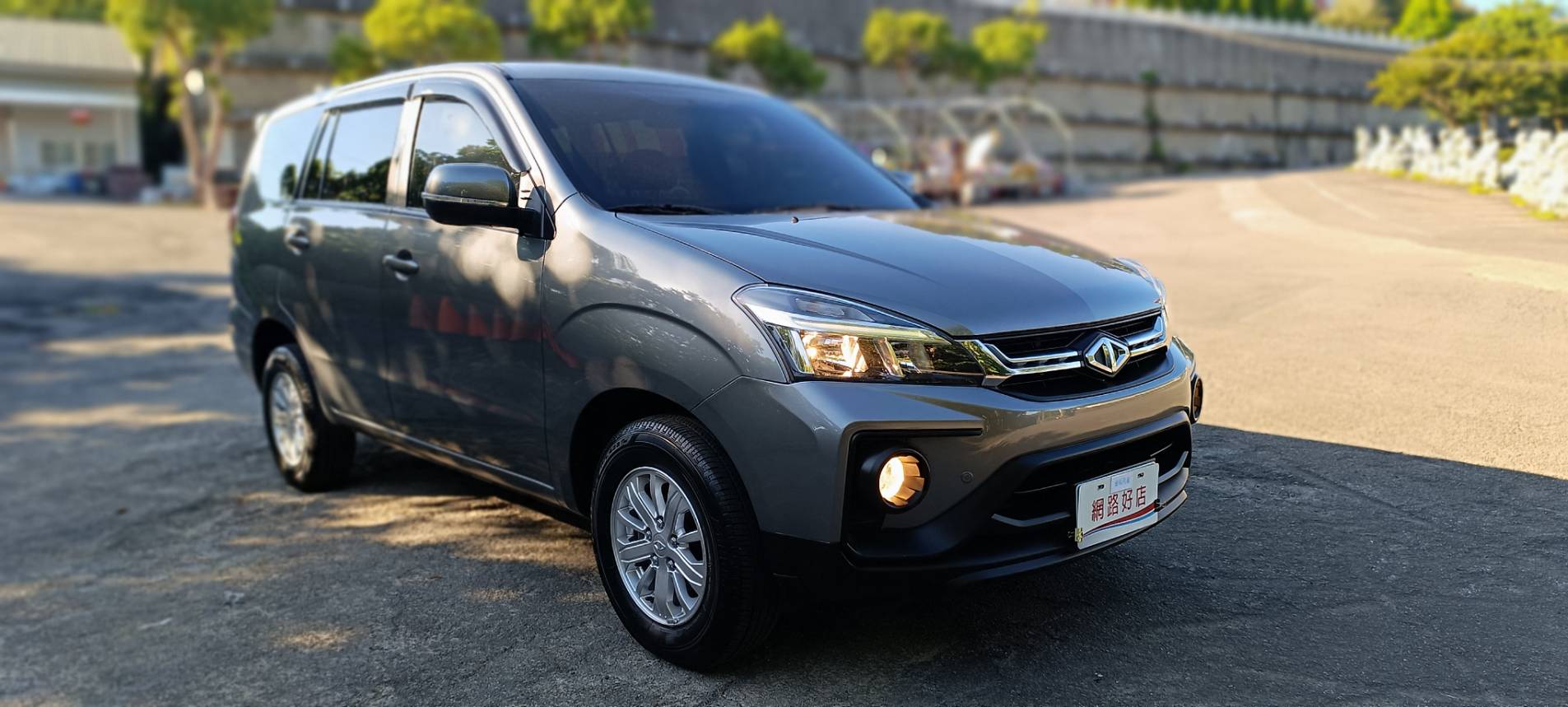 2023 三菱 ZINGER 精緻型 2.4 灰色 你以為它只是工作車？ 其實很多人買來： 🏕 露營 👨‍👩‍👧 家庭出遊 📦 跑業務 🛠 做生意載貨 後座空間大到很誇張，坐人舒服、載東西也超方便。 而且只跑 3.5 萬公里   第2張相片